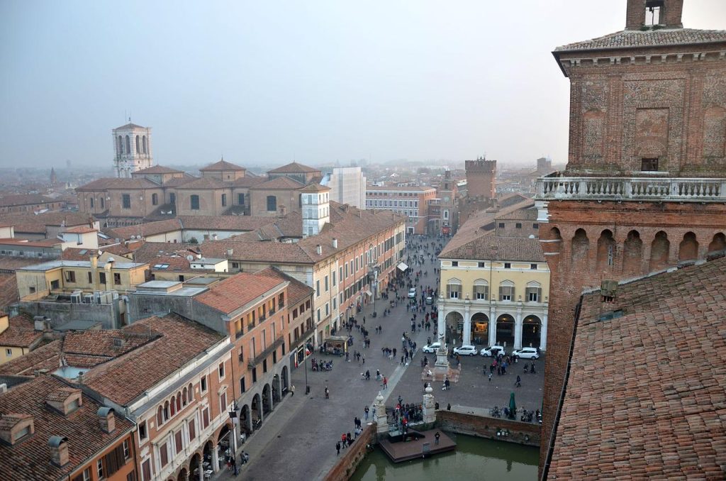 Sparatoria a Ferrara, morto il dipendente comunale