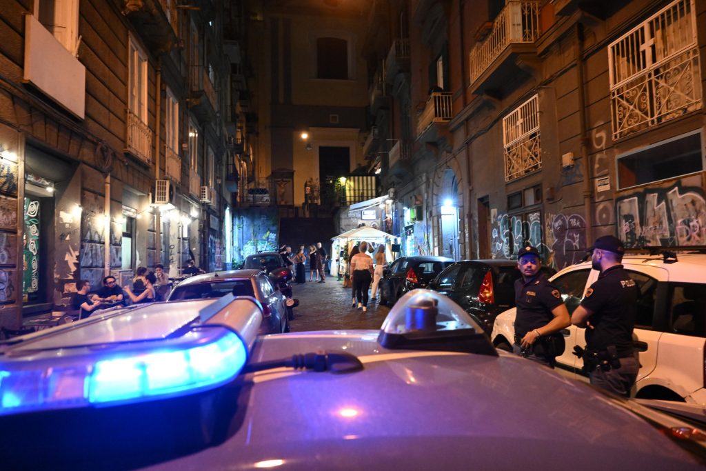 Napoli, spari da scooter in pieno centro