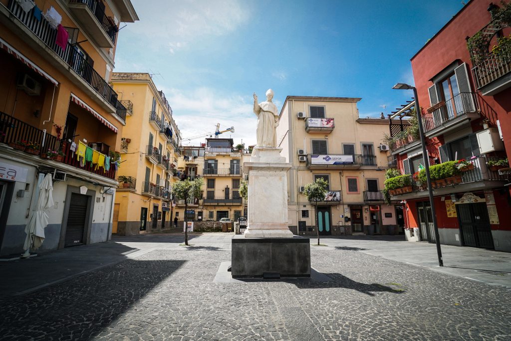 In fin di vita a 10 anni, il quartiere lo accoglie in festa