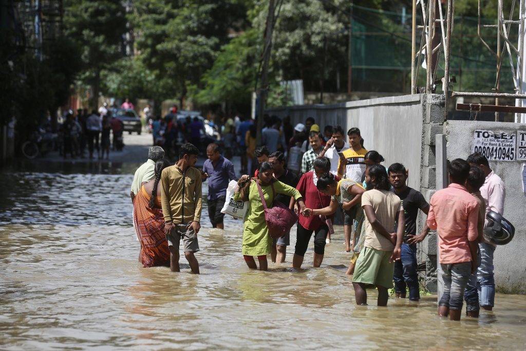 Bangalore investita dalle piogge più intense dal 2014
