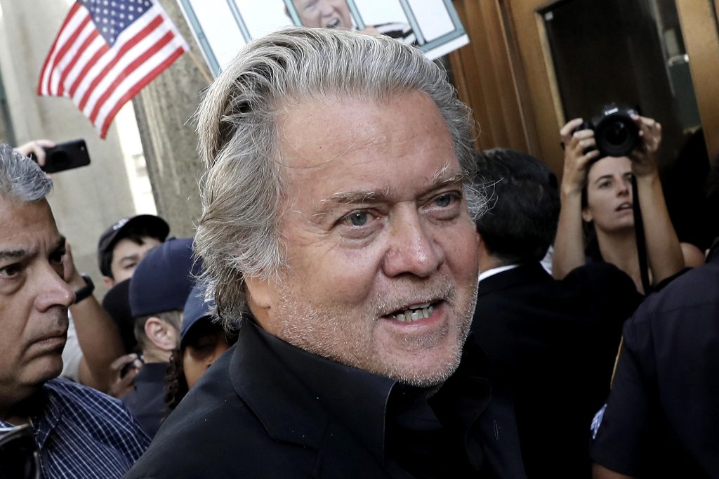 Bannon si costituisce a NY per le accuse sul muro anti-migranti