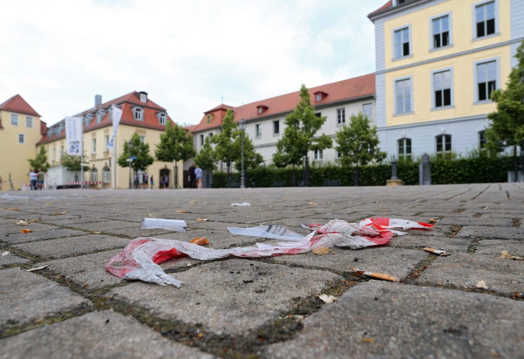Brandisce coltello urlando Allah akbar, ucciso