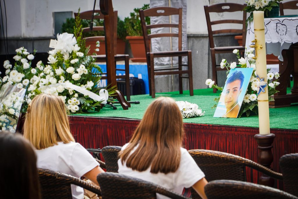 Suicidio 13enne, due ragazze tra i 6 indagati