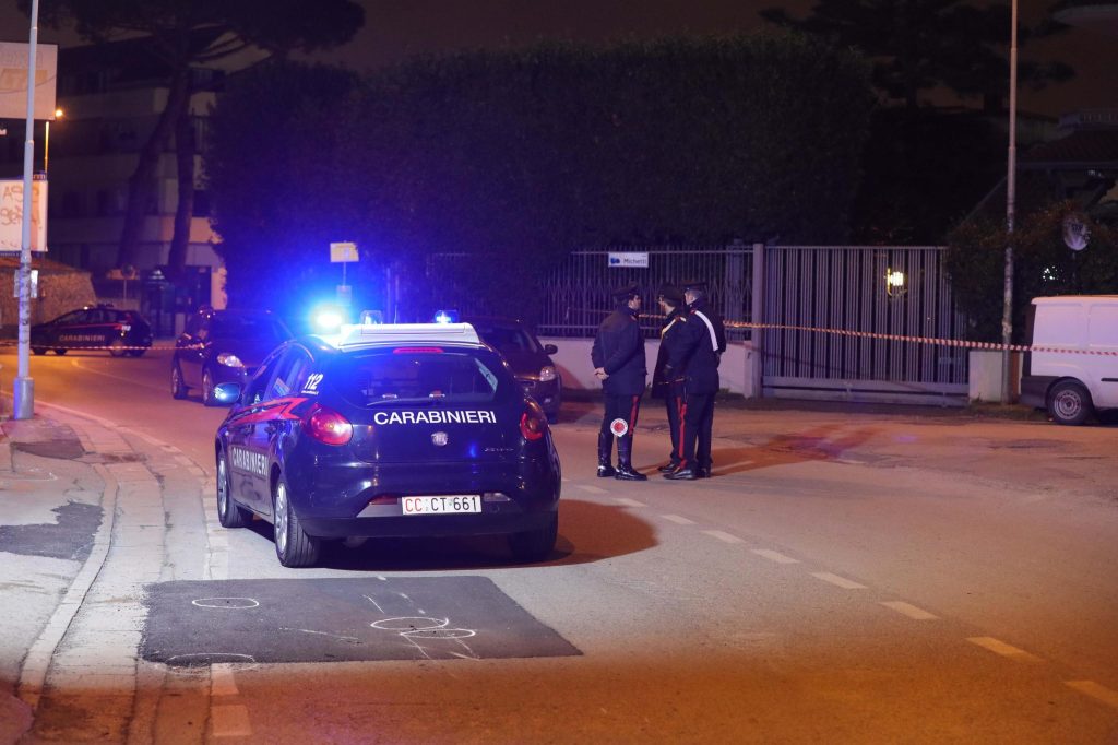 Picchia la compagna con una mazza in metallo, arrestato