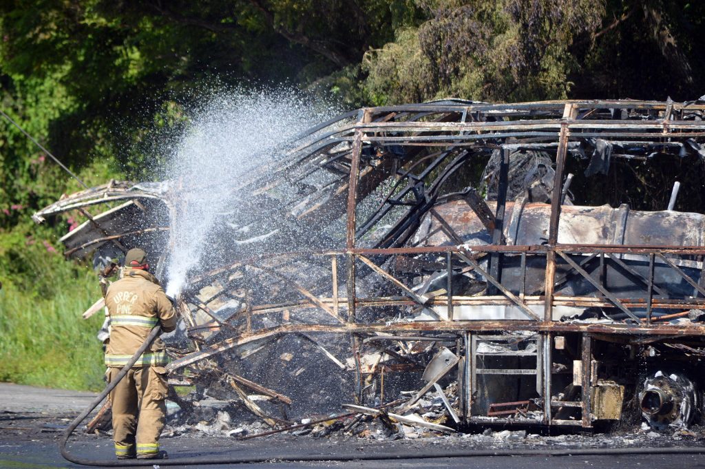 Rimorchio di diluenti si ribalta e prende fuoco, 18 morti