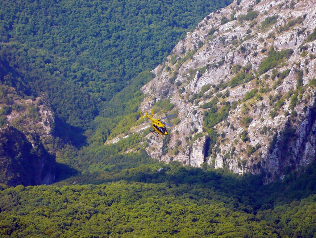 Alpi Apuane, alpinista precipita e muore