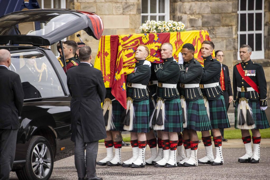 Edimburgo saluta le spoglie di Sua Maestà