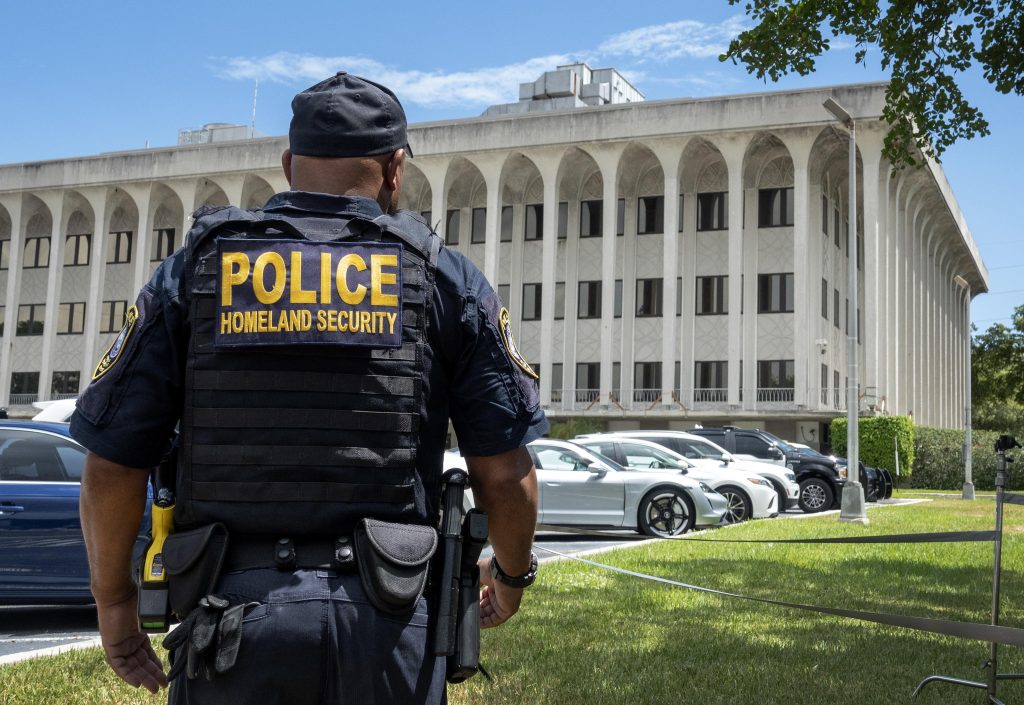 Pacco bomba in un campus di Boston, un ferito