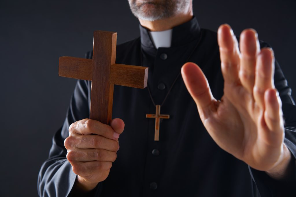 “Vorrei una Chiesa migliore”: parla il don pro matrimoni omosessuali sospeso SHUTTERSTOSK