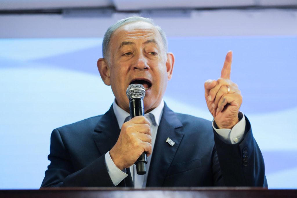 Dimesso Netanyahu, già tornato in attività
