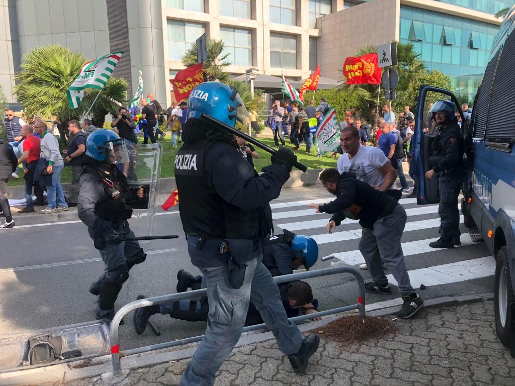 Sciopero Ansaldo, manifestanti occupano aeroporto di Genova ANSA/KATIA BONCHI