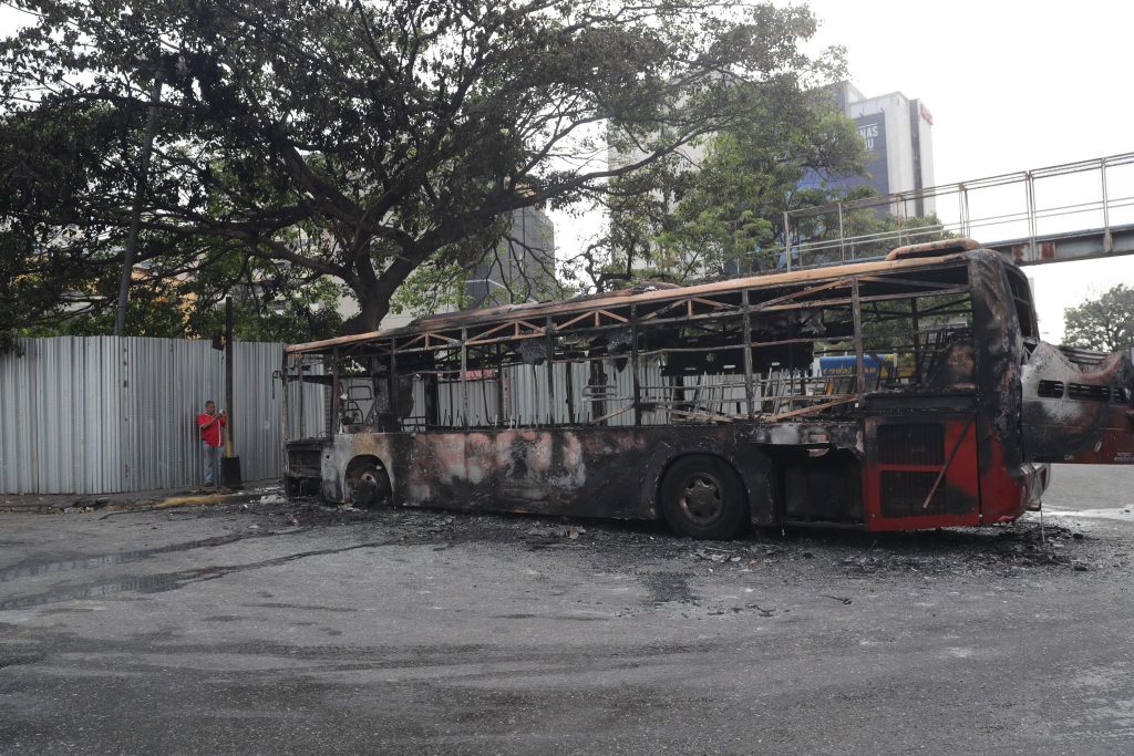 Bus in fiamme in Pakistan, 18 morti
