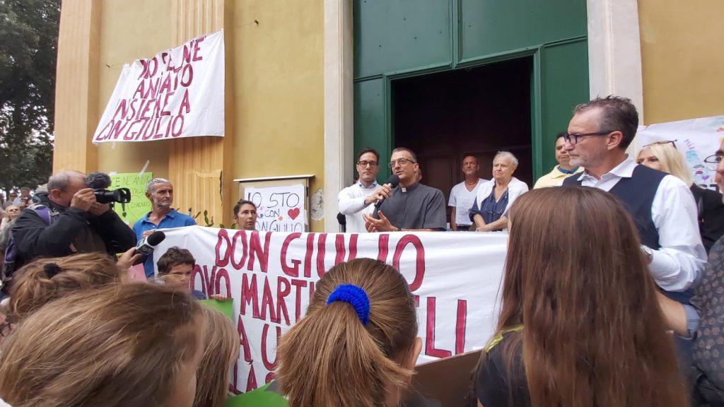Spezia in piazza per Don arcobaleno sospeso ANSA/Laura Ivani