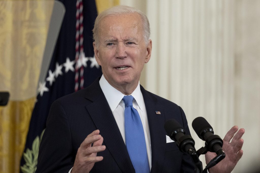 Biden: “basta sparatorie, approvare divieto sulle armi d’assalto” ANSA/EPA/MICHAEL REYNOLDS