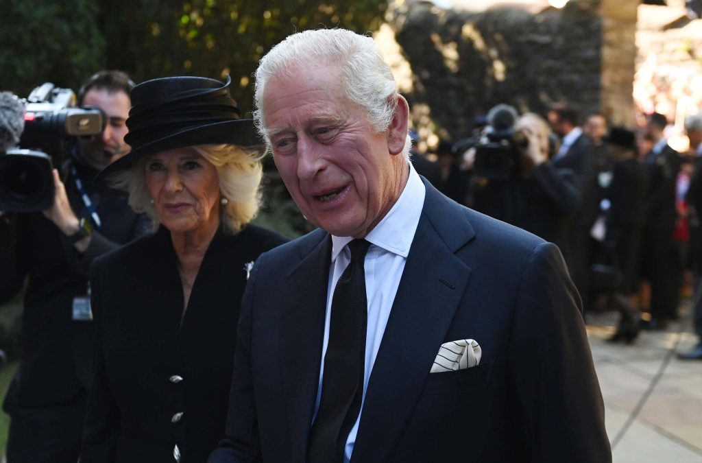 Re Carlo III in visita nello Yorkshire tra supermercati e uova