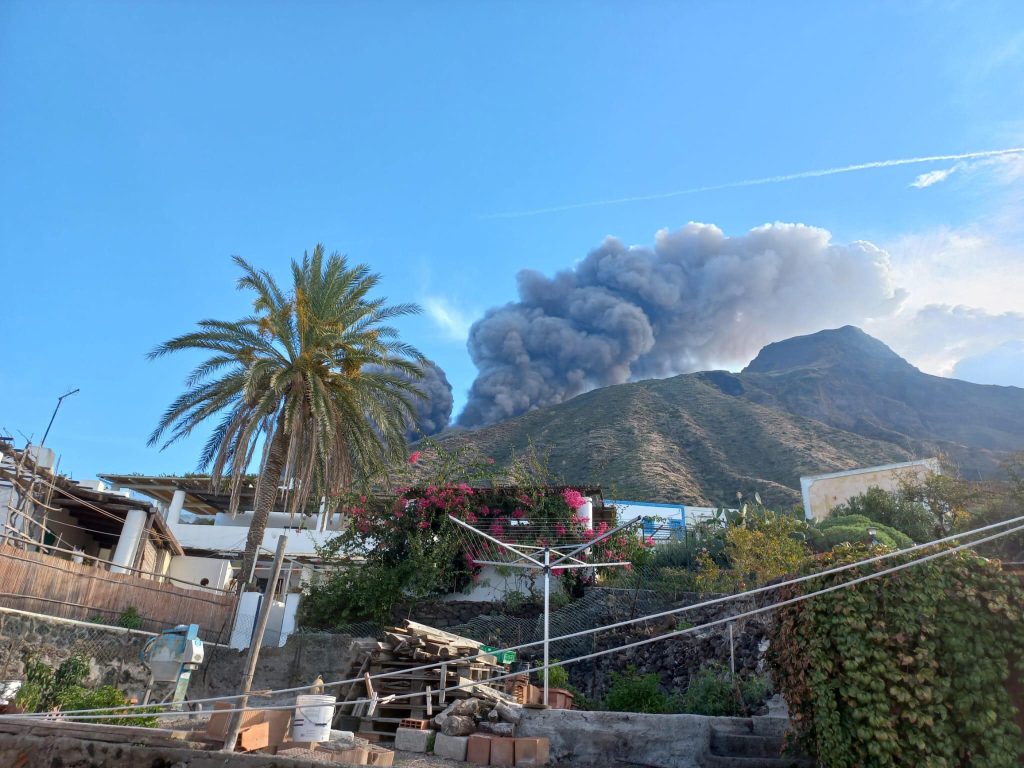 Allerta alta a Stromboli, la colata non si arresta stromboli