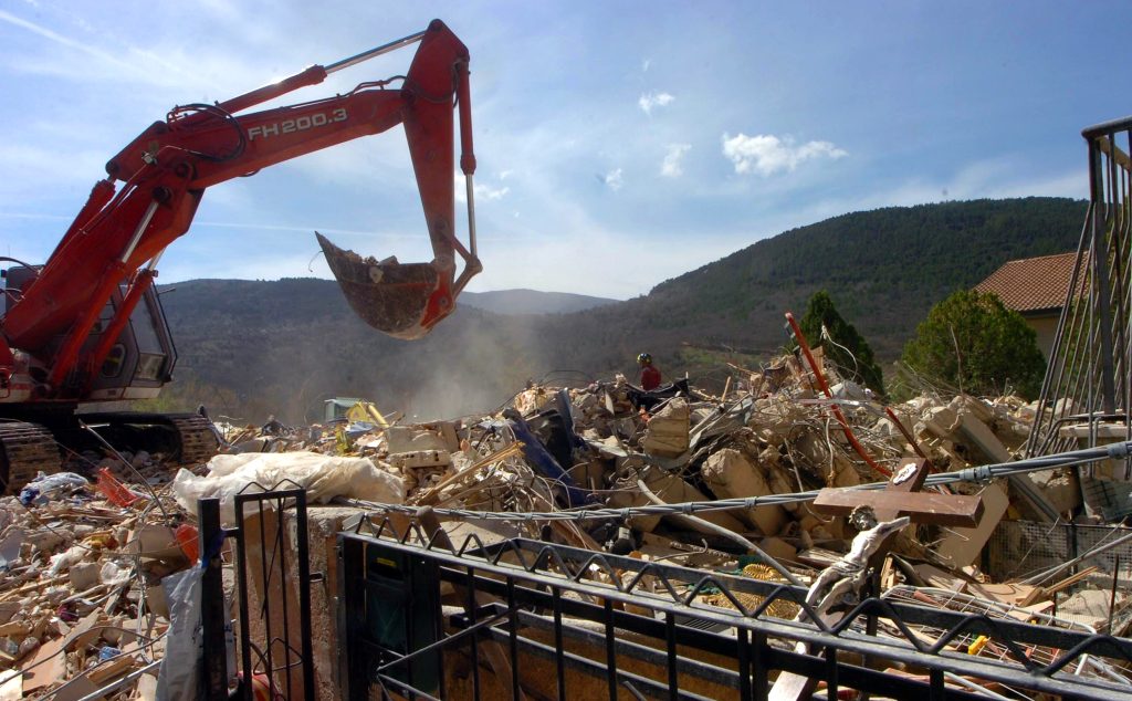Terremoto L’Aquila, vittime in parte colpevoli: “sentenza sconcertante”