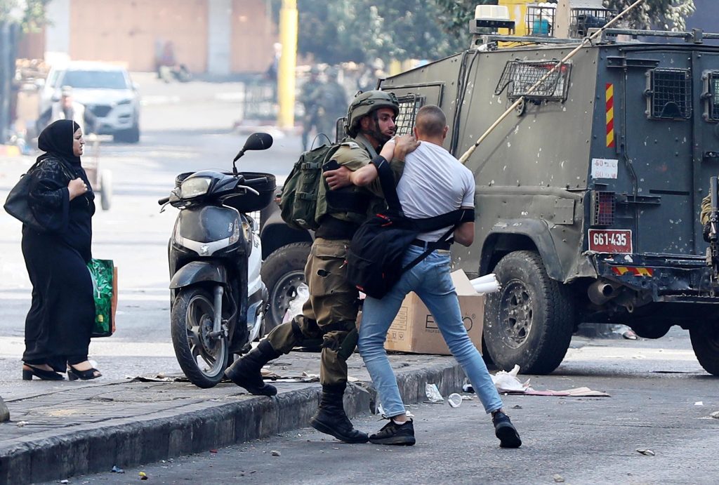 Gerusalemme, violenti scontri tra polizia israeliana e dimostranti palestinesi Scontri palestinesi sionisti a Hebron