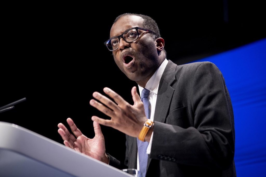 Bufera su Truss, cadono le prime teste: si dimette il ministro delle Finanze kwarteng