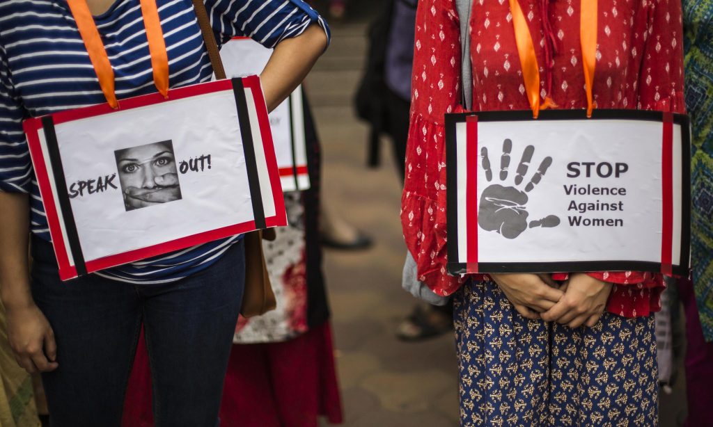 India, stupra, mette incinta e dà fuoco alla cugina 15enne ANSA/EPA/PIYAL ADHIKARY