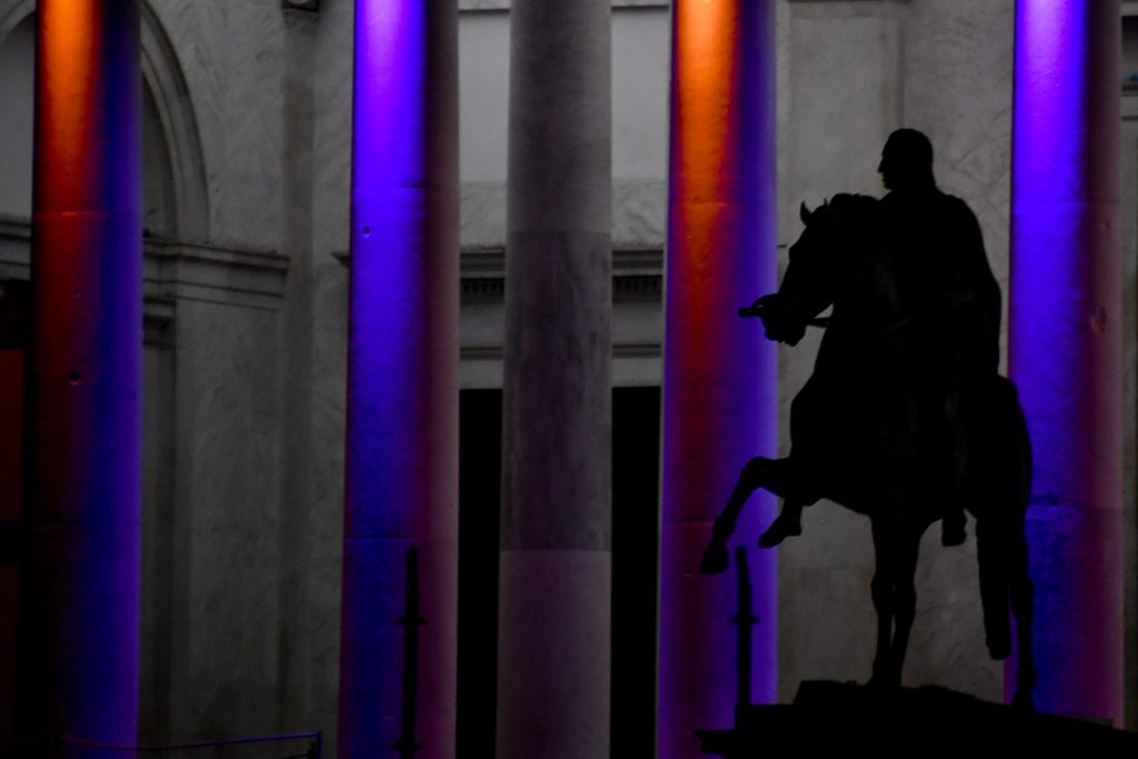 Perché i monumenti si tingono di viola: Giornata dell’afasia monumento viola napoli