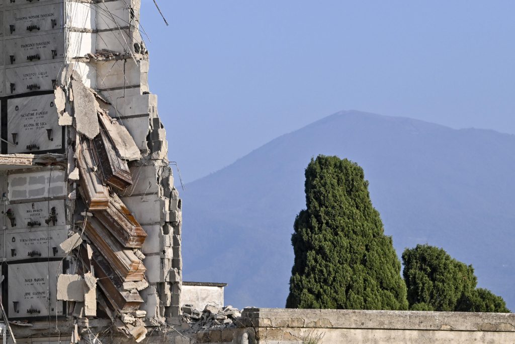 Napoli, crollo nel cimitero di Poggioreale ANSA / CIRO FUSCO