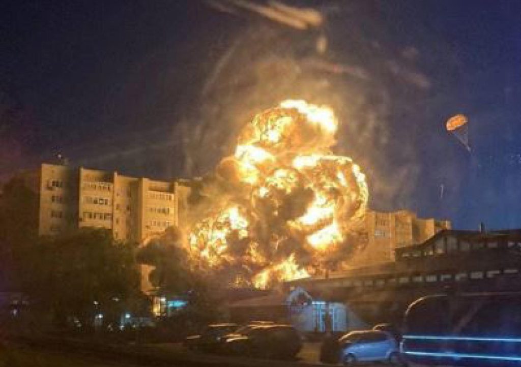 Aereo militare russo si schianta contro un palazzo: 13 morti