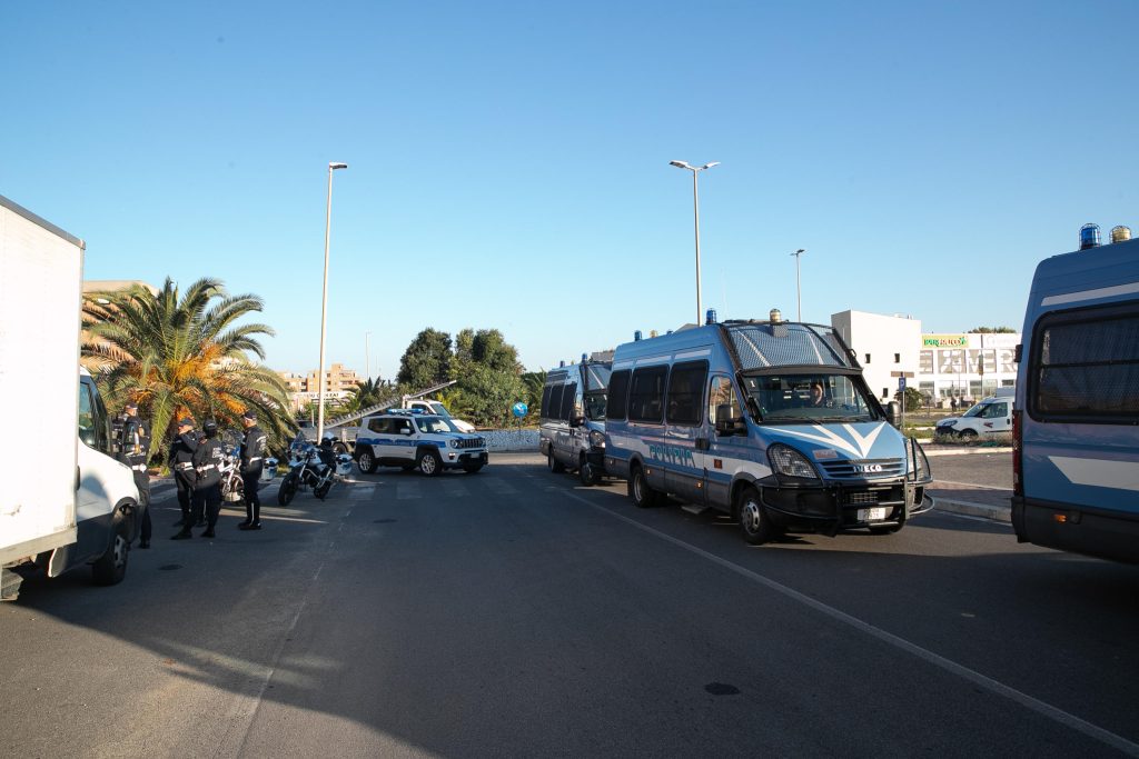 Ostia, sgomberati alloggi occupati da famiglia Spada sgombero clan spada