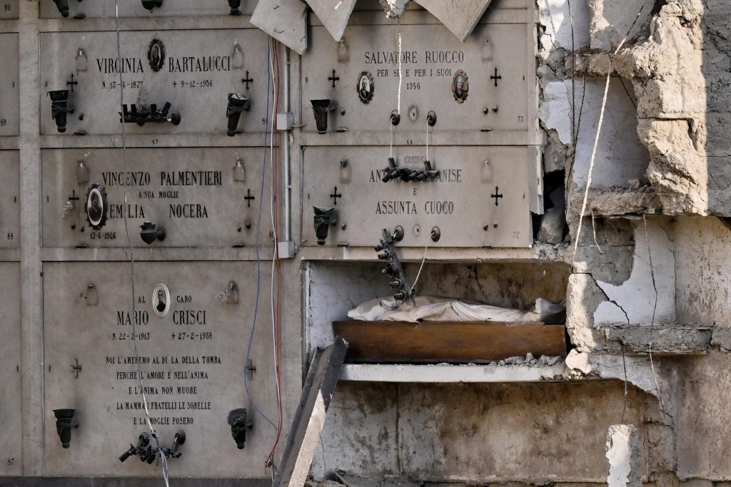 cimitero napoli poggioreale