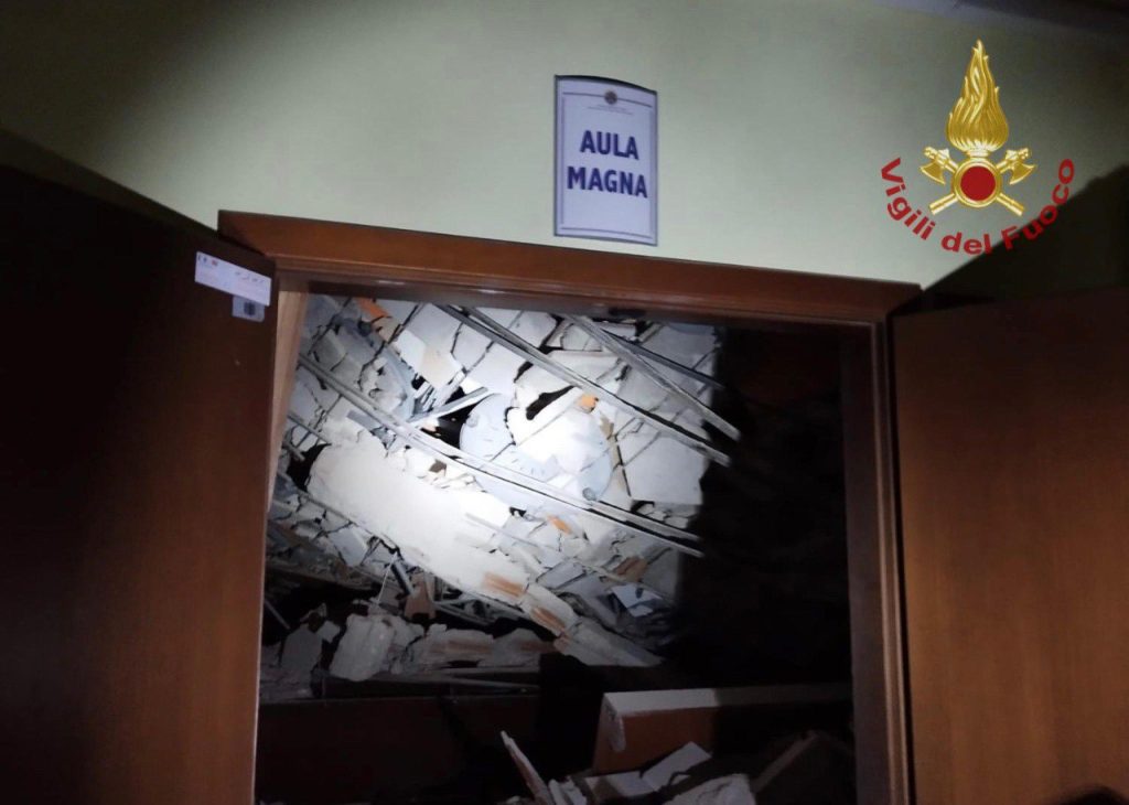 Cagliari, crolla aula magna: Procura apre indagine ANSA/VIGILI DEL FUOCO