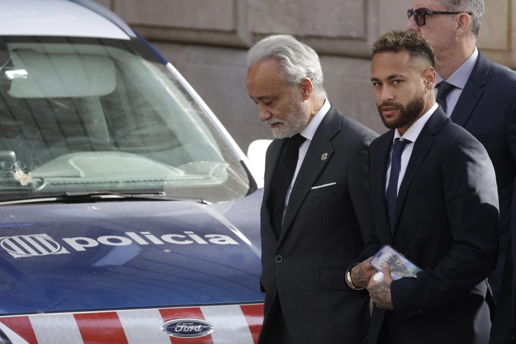 Brasile, Lula: “Neymar vota Bolsonaro? Merito di un condono” neymar