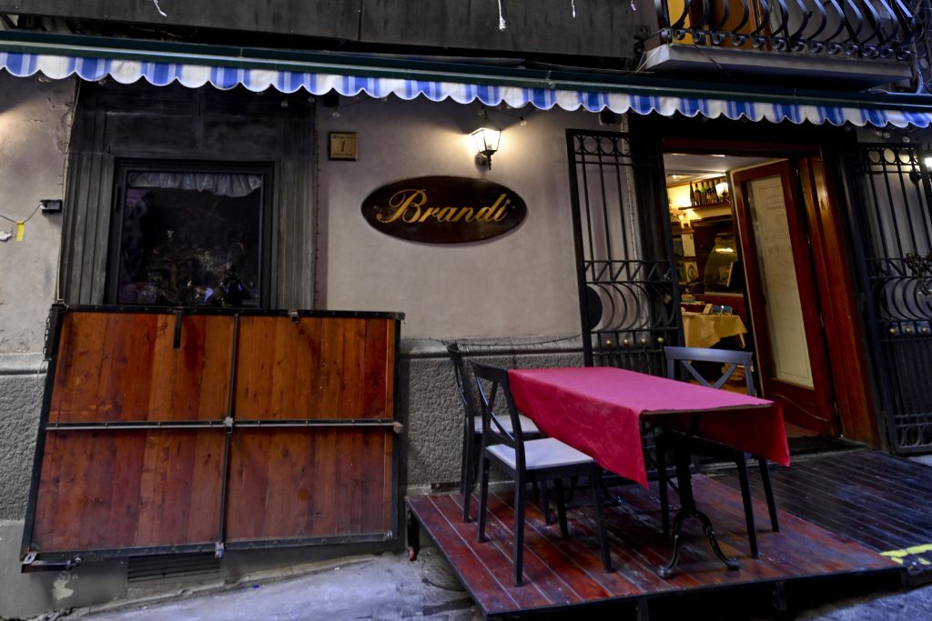 Napoli, Nas e Asl chiudono l’Antica Pizzeria Brandi