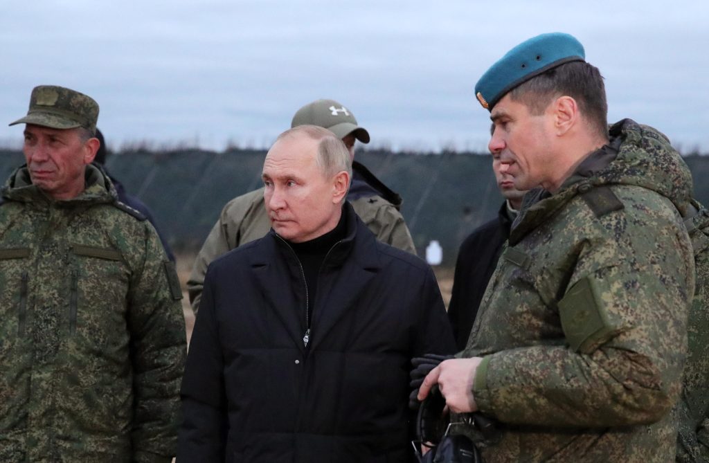 Putin visita i soldati e prova un nuovo fucile