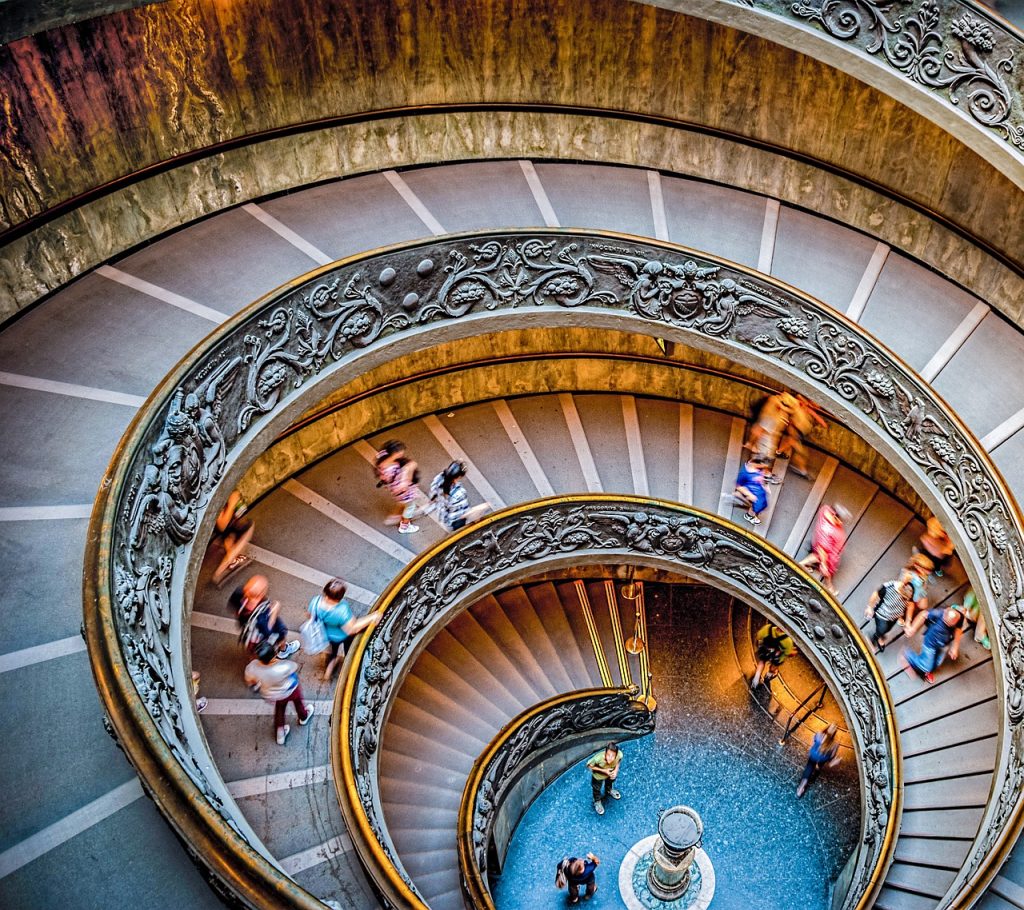 Musei Vaticani, visitatore getta per terra due statue