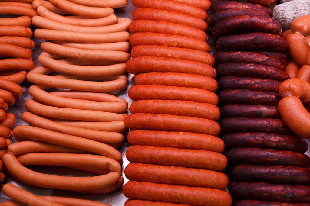 Mangia wurstel crudo e muore