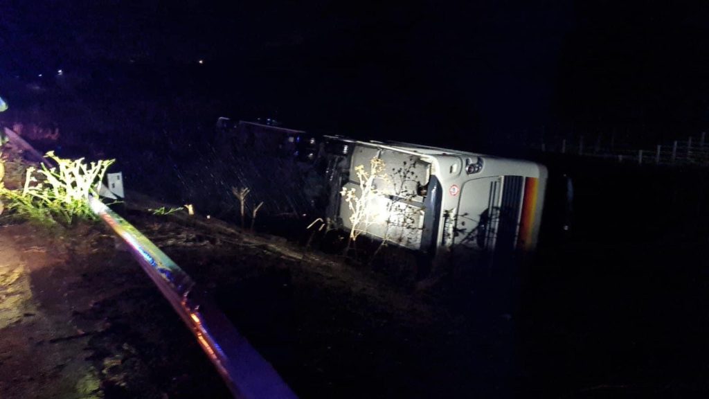 Sicilia, ancora nella scarpata il bus ribaltato: tre feriti