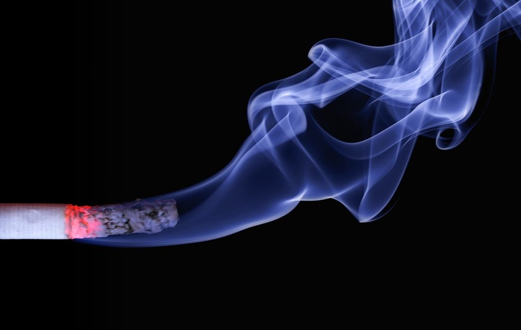 Da dove nasce il divieto di fumo sugli aerei? Dalla morte di 124 persone