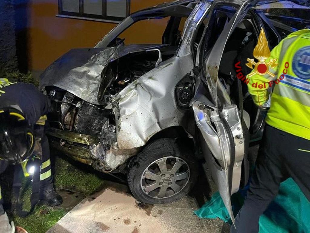 Auto contro albero, morte due 20enni