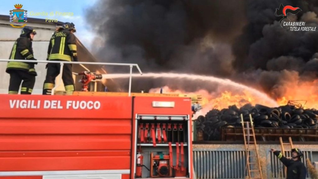 Si butta dal quarto piano per fuggire dalle fiamme