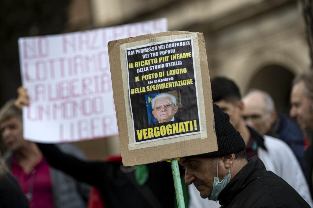 Si vestì da deportata, torna a lavoro l’infermiera no vax