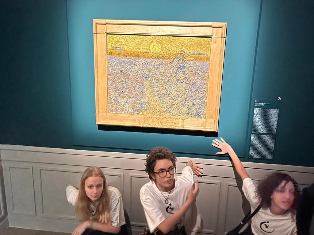Clima, ambientalisti imbrattano Van Gogh a Roma