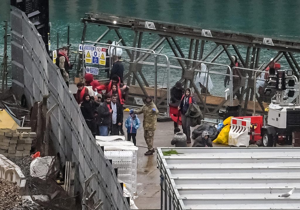 Bombe al centro migranti, è atto terroristico