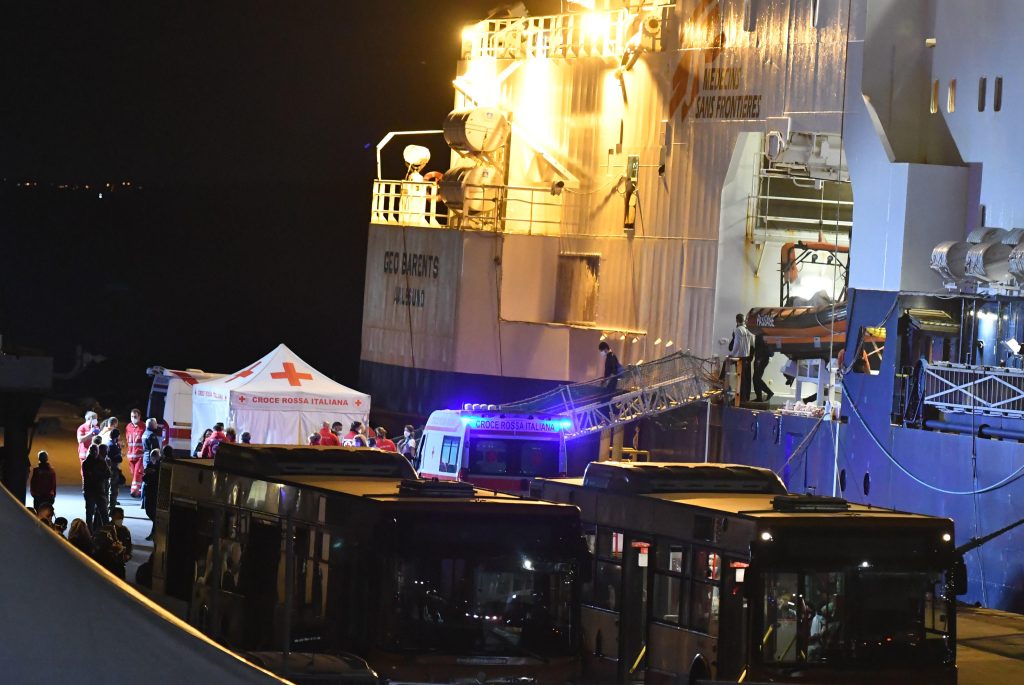 Sbarchi, salvare vite “dovere legale e morale”