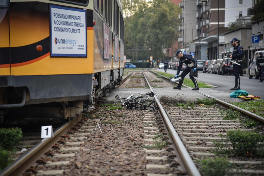 Muore 14enne investito da un tram, aperta inchiesta