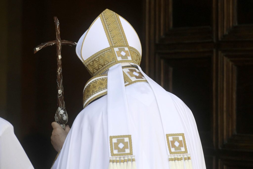 Vescovo chiede scusa per il prete che spiava le pallavoliste