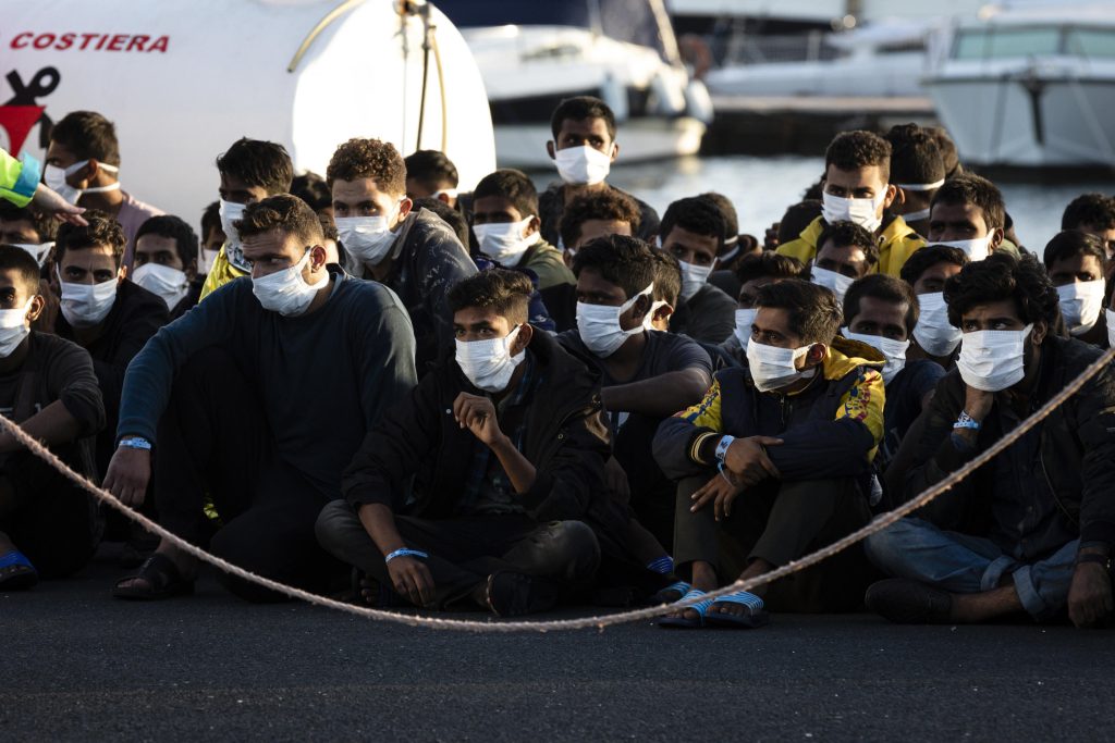 Migranti, Francia: “se Italia non accoglie navi stop a ricollocamenti”