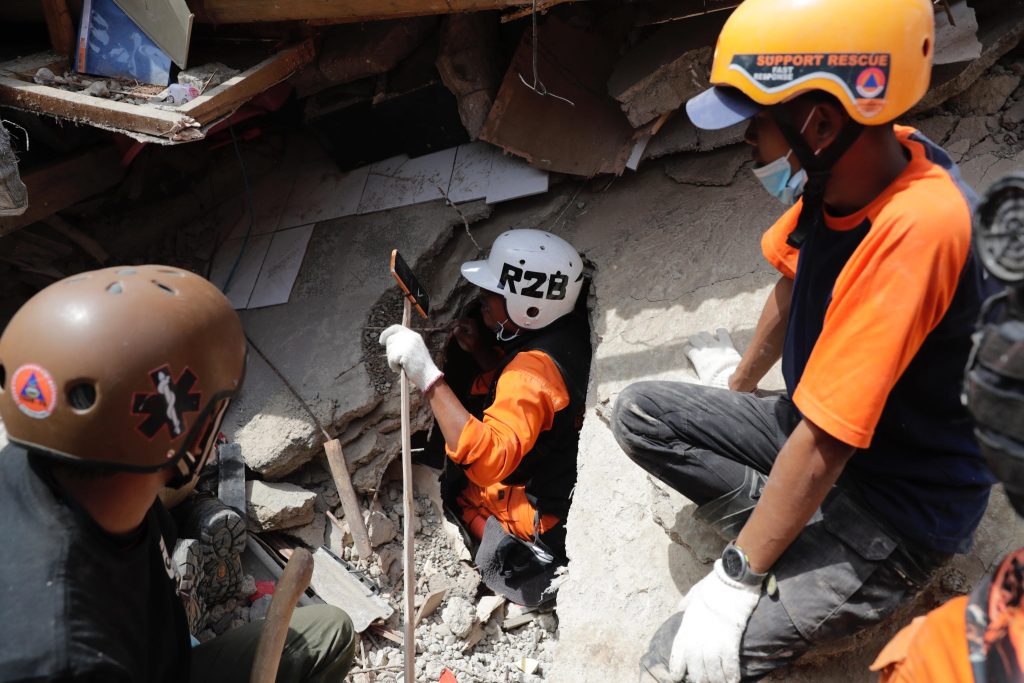 Terremoto in Indonesia, bambino estratto vivo dopo 48 ore