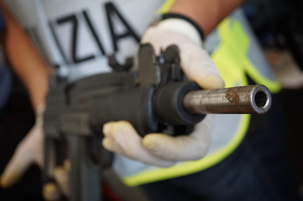 In giro col mitra, tragedia sventata a Napoli