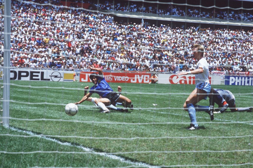Un murales per commemorare la scomparsa di Maradona