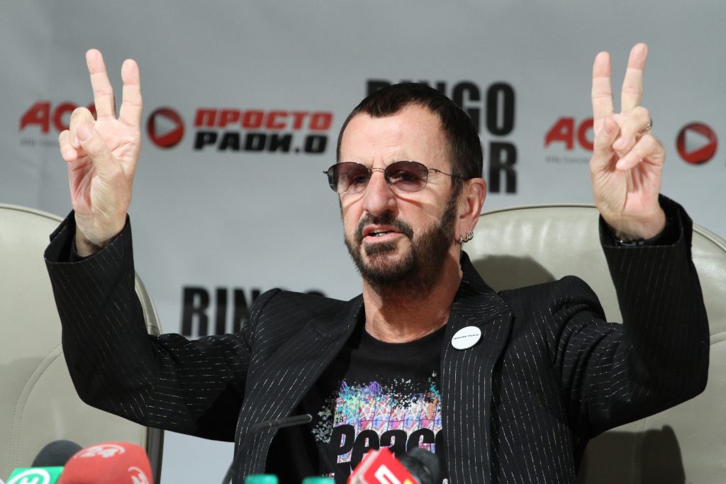 Ringo Starr vende il suo iconico “pace e amore” per beneficienza